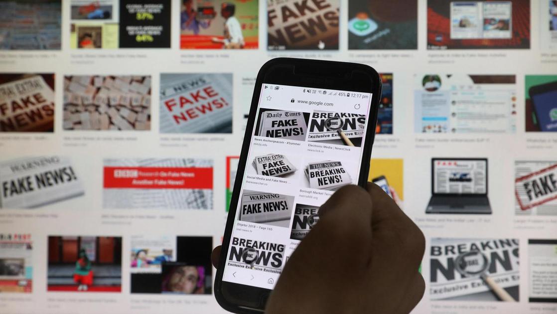 https://www.lanazione.it/image-service/view/acePublic/alias/contentid/MTlhM2UwNDEtNDcyMC00/0/l-altra-minaccia-e-rappresentata-dalle-fake-news.jpeg?f=16:9&w=1200&h=630
