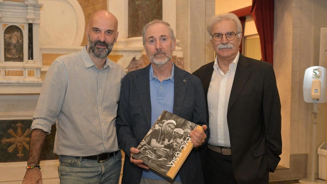 Scatti che immortalano il dialogo silenzioso con il mondo di arte e artigianato Scatti che immortalano il dialogo silenzioso con il mondo di arte e artigianato