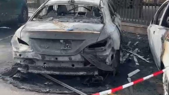 Tutto fa pensare che le fiamme siano partite da una Mercedes grigia in sosta, che è andata completamente distrutta nel rogo Tutto fa pensare che le fiamme siano partite da una Mercedes grigia in sosta, che è andata completamente distrutta nel rogo