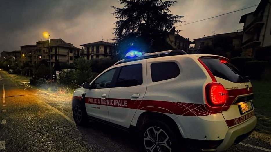 La polizia municipale, insieme alle altre forze dell’ordine, vigilerà di più nelle ore serali e pomeridiane per evitare. furti a Chiusi La polizia municipale, insieme alle altre forze dell’ordine, vigilerà di più nelle ore serali e pomeridiane per evitare. furti a Chiusi