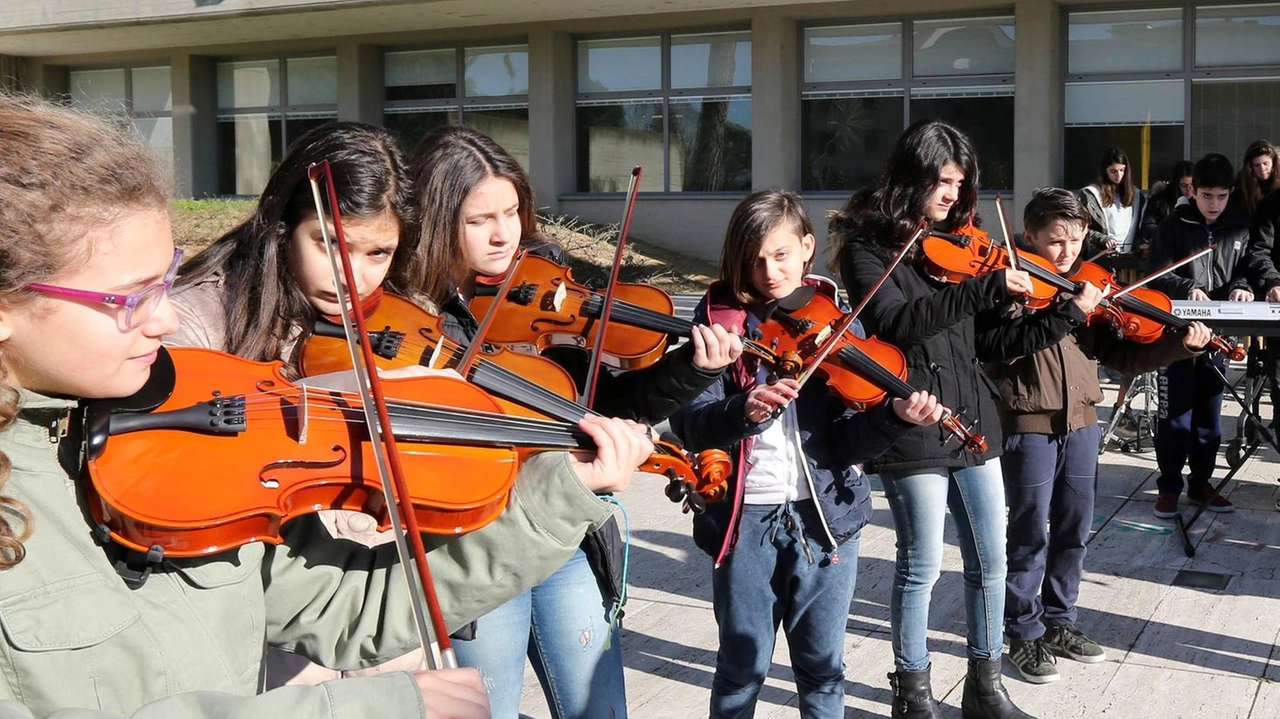 Ma l’istruzione, in particolare l’educazione musicale può avere effetti positivi sullo sviluppo dei più piccoli Ma l’istruzione, in particolare l’educazione musicale può avere effetti positivi sullo sviluppo dei più piccoli