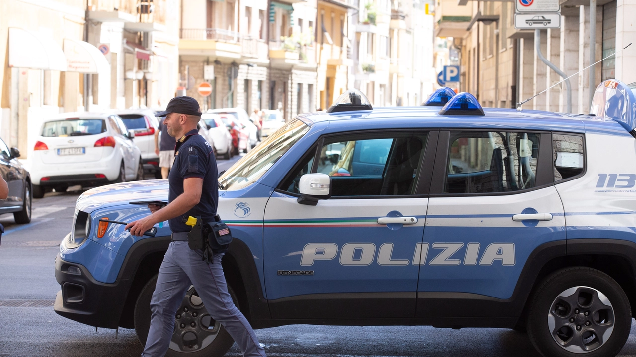 Un agente di polizia (foto di repertorio) Un agente di polizia (foto di repertorio)
