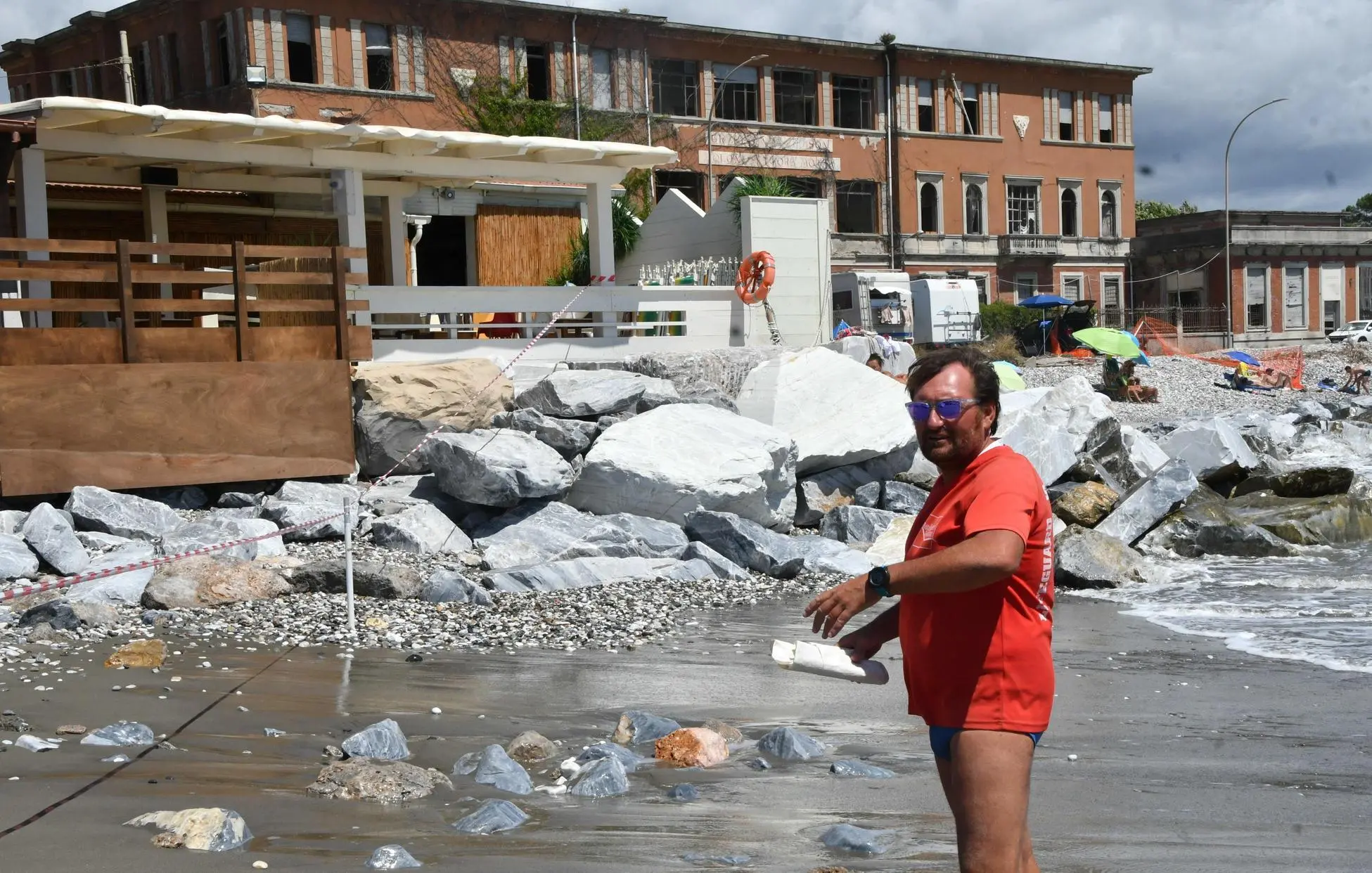 Stabilimenti balneari sotto attacco. Inghiottita dalla mareggiata tutta la sabbia della riprofilatura