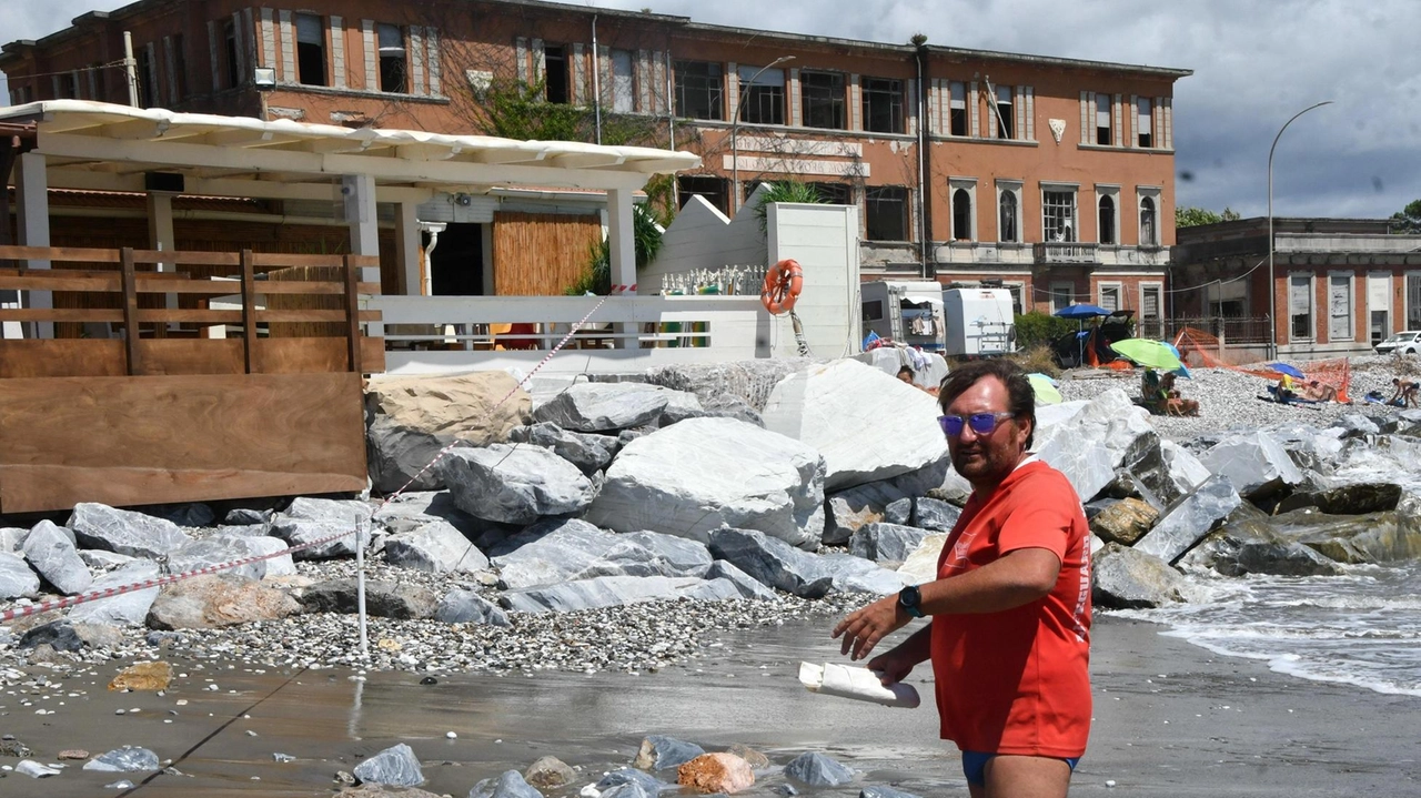 Dalla Partaccia a Poveromo smontate le attrezzature nella notte di lunedì per salvarle dall’erosione. Spiaggia sparita e danni nei bagni della Croce Rossa, Marchini, Ida, Delfino e Artemisia .