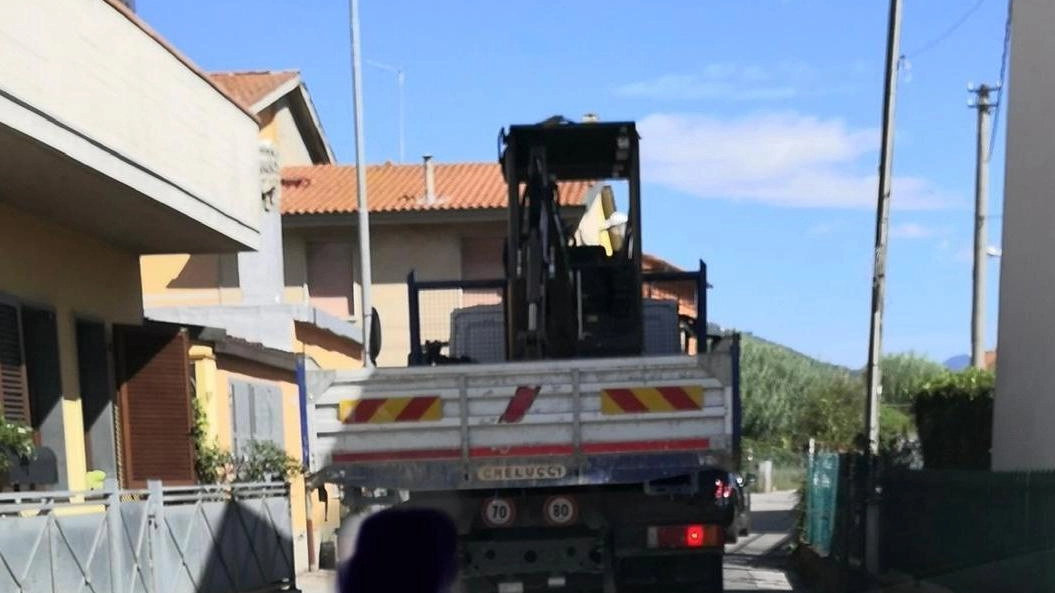 Il passaggio di mezzi pesanti da via Ribocco ha portato al peggioramento delle condizioni del manto stradale Il passaggio di mezzi pesanti da via Ribocco ha portato al peggioramento delle condizioni del manto stradale
