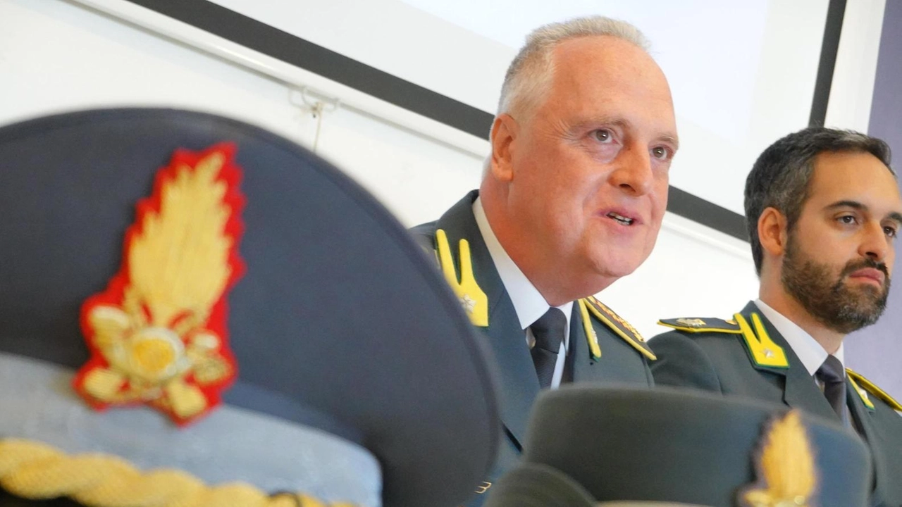 I finanzieri pistoiesi sono guidati dal comandante provinciale Stefano Lampone I finanzieri pistoiesi sono guidati dal comandante provinciale Stefano Lampone