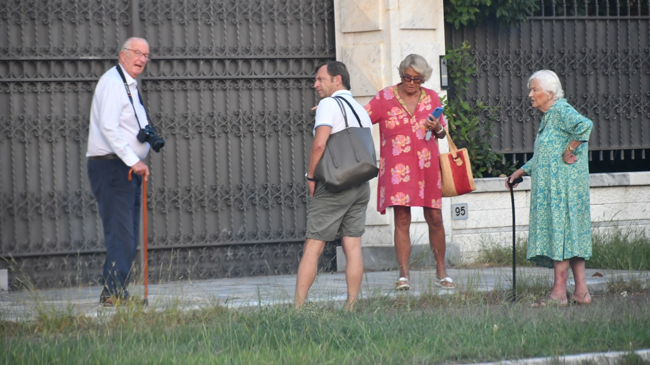 I Reali intercettati sul lungomare di Poveromo nel 2023 (Foto Nizza)
