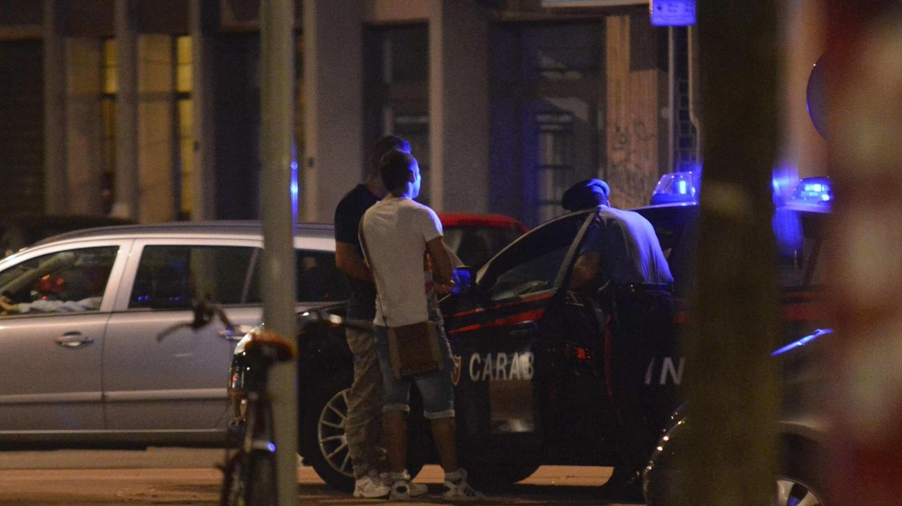 Durante un controllo notturno a Pisa, due uomini in stato di alterazione psico-fisica sono stati arrestati per oltraggio e resistenza a pubblico ufficiale dopo aver minacciato i carabinieri. Uno dei due ha tentato di colpire i militari con una pietra. Entrambi sono stati processati e dovranno presentarsi regolarmente alla Polizia Giudiziaria. Durante un controllo notturno a Pisa, due uomini in stato di alterazione psico-fisica sono stati arrestati per oltraggio e resistenza a pubblico ufficiale dopo aver minacciato i carabinieri. Uno dei due ha tentato di colpire i militari con una pietra. Entrambi sono stati processati e dovranno presentarsi regolarmente alla Polizia Giudiziaria.
