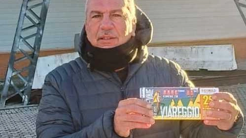 Il presidente del Terminetto si è presentato alle casse con largo anticipo. Da anni è lui ad aprire le danze. "Compro gli ingressi per tutto il Comitato". Il presidente del Terminetto si è presentato alle casse con largo anticipo. Da anni è lui ad aprire le danze. "Compro gli ingressi per tutto il Comitato".
