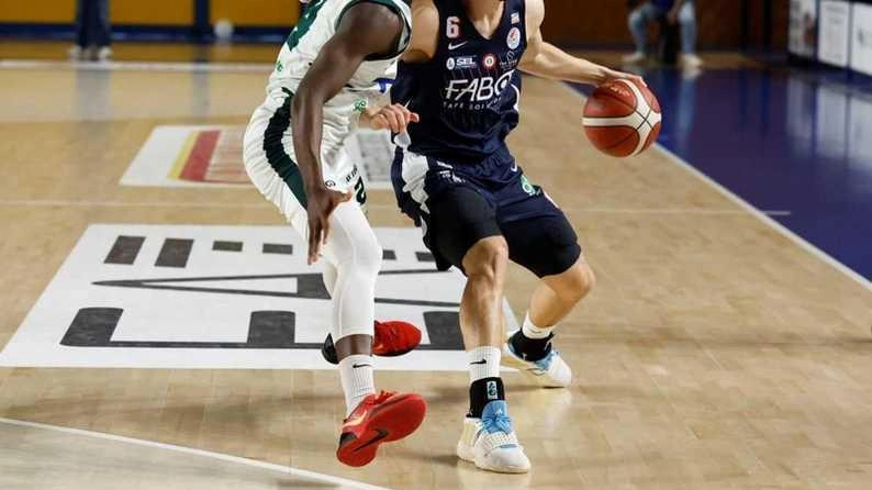 Adrian Chiera marcato da Lionel Abega (Lnp-Treviglio Basket) Adrian Chiera marcato da Lionel Abega (Lnp-Treviglio Basket)