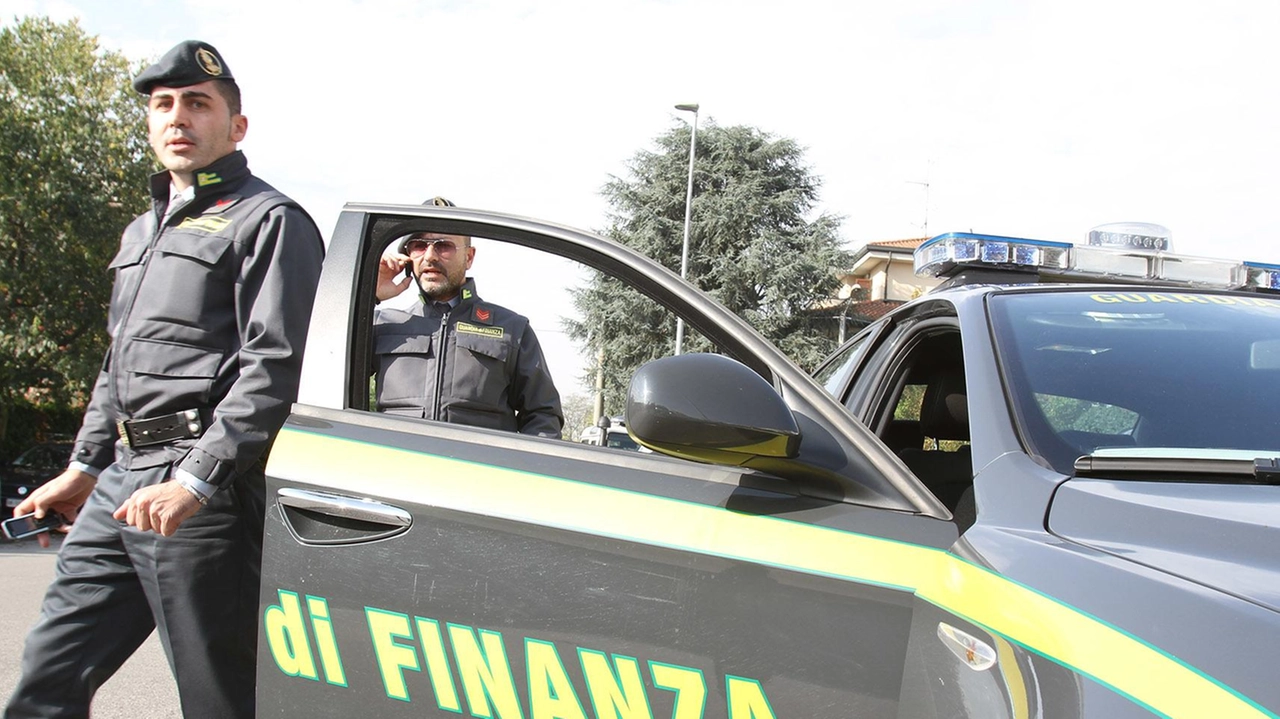 Pronto intervento del personale della Guardia di finanza che ha bloccato i due ladri Pronto intervento del personale della Guardia di finanza che ha bloccato i due ladri