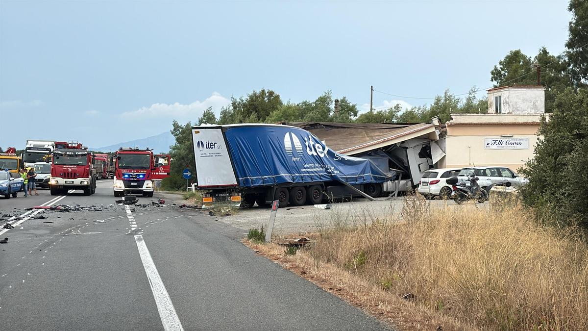 Incidente mortale sull’Aurelia, il testimone: “Ho sentito un forte boato, poi il tir dentro il negozio”