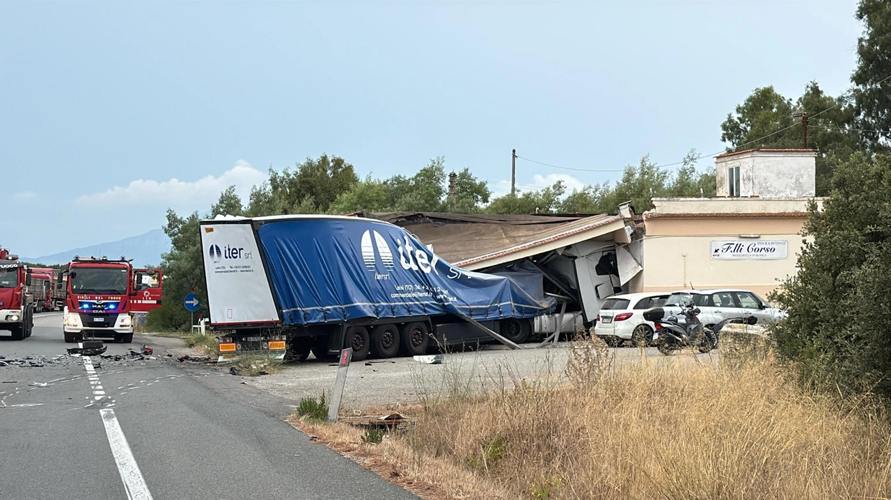 Incidente mortale sull'Aurelia, 59enne perde la vita nello scontro contro un tir (Foto Ansa)