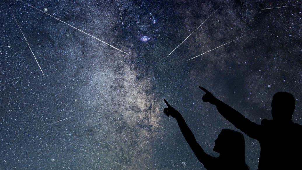 Occhi al cielo della Toscana tra luna e stelle cadenti