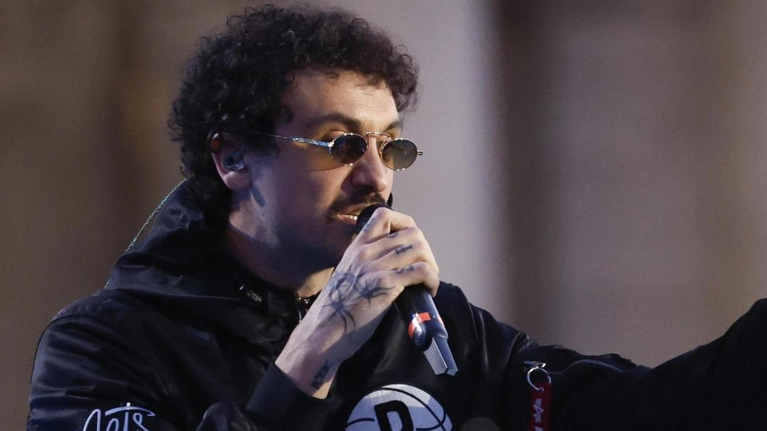 Il rapper Carl Brave sul palco del concertone del Primo Maggio a Roma Il rapper Carl Brave sul palco del concertone del Primo Maggio a Roma