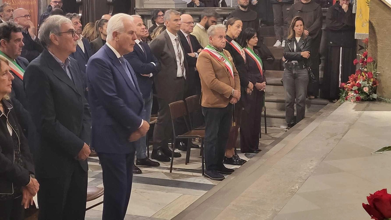 La prima fila delle autorità alla celebrazione degli 800 anni delle stimmate nella basilica della Verna La prima fila delle autorità alla celebrazione degli 800 anni delle stimmate nella basilica della Verna