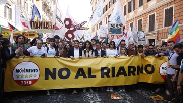 Corteo M5s a Roma contro il riarmo europeo: la diretta. Conte: “Siamo in 100mila. Oggi si rompe la luna di miele di Meloni con l’Italia”