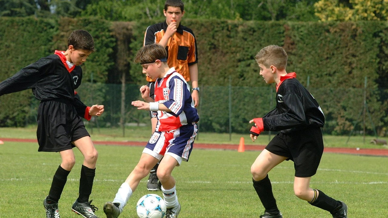 Giovani calciatori di varie categorie impegnati nel torneo (foto d’archivio) Giovani calciatori di varie categorie impegnati nel torneo (foto d’archivio)