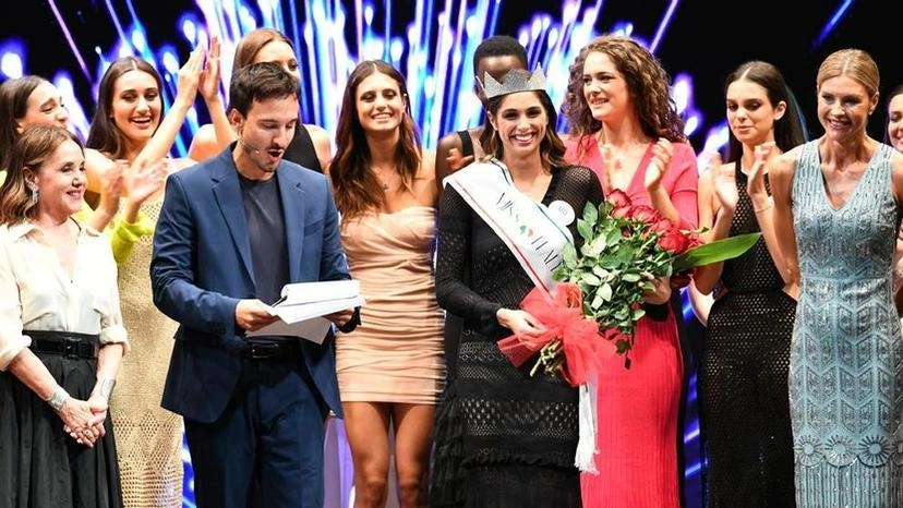 La senese Ofelia Passaponti subito dopo aver vinto la corona di Miss Italia La senese Ofelia Passaponti subito dopo aver vinto la corona di Miss Italia