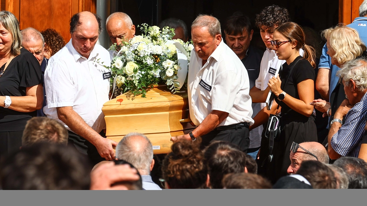Una comunità intera ha stretto la famiglia Stagi in un lungo e commosso abbraccio: in tanti alle esequie dell’alpinista di 34anni morto sul Castore (foto Germogli)