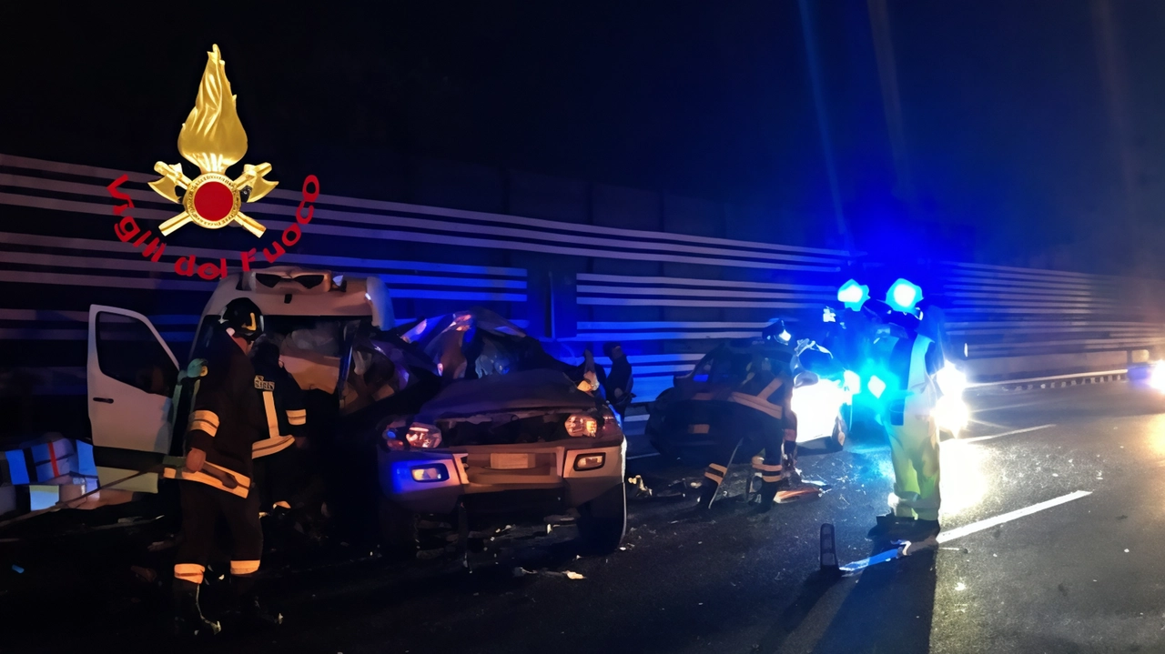L’intervento dei vigili del fuoco nel tratto di A1 tra Scandicci e Calenzano
