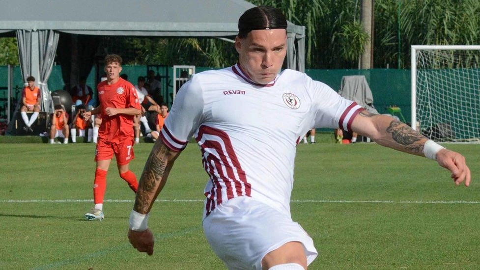 Emiliano Pattarello, 26 anni fantasista dell’Arezzo durante l’amichevole di ieri contro la Lodigiani Emiliano Pattarello, 26 anni fantasista dell’Arezzo durante l’amichevole di ieri contro la Lodigiani