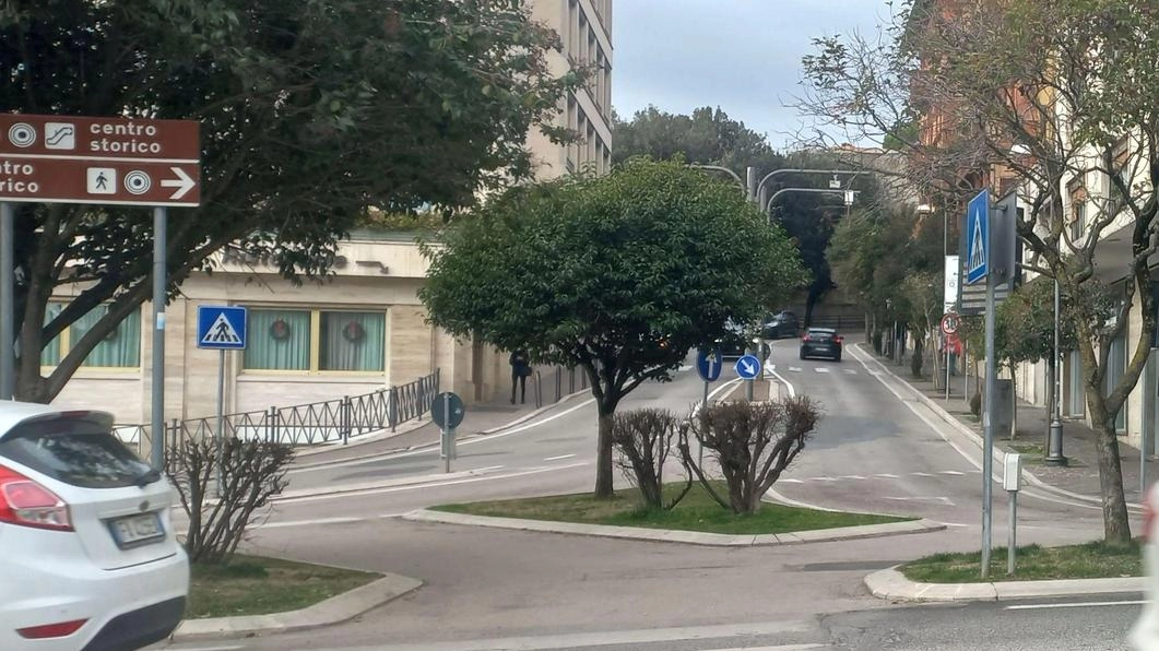 "Di qua o dellà?". "Simona, el navigator me dise avanti!". "Por favor, dònde estàn las escaleras mecànicas?". I dialetti e... "Di qua o dellà?". "Simona, el navigator me dise avanti!". "Por favor, dònde estàn las escaleras mecànicas?". I dialetti e...