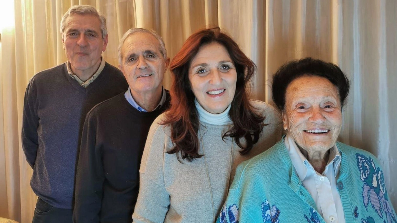 Confcommercio ha consegnato una targa ai titolari che rilevarono la mesticheria Logli, attiva dal 1949 Confcommercio ha consegnato una targa ai titolari che rilevarono la mesticheria Logli, attiva dal 1949