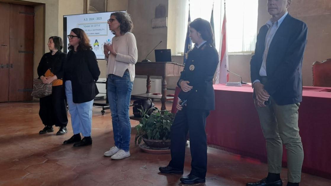 https://www.lanazione.it/image-service/view/acePublic/alias/contentid/MWE2OWRlMDktOWE0Yy00/0/viaggi-in-citta-studenti-protagonisti-grande-cerimonia-finale-emozioni-e-risultati.jpeg?f=16:9&w=1200&h=630