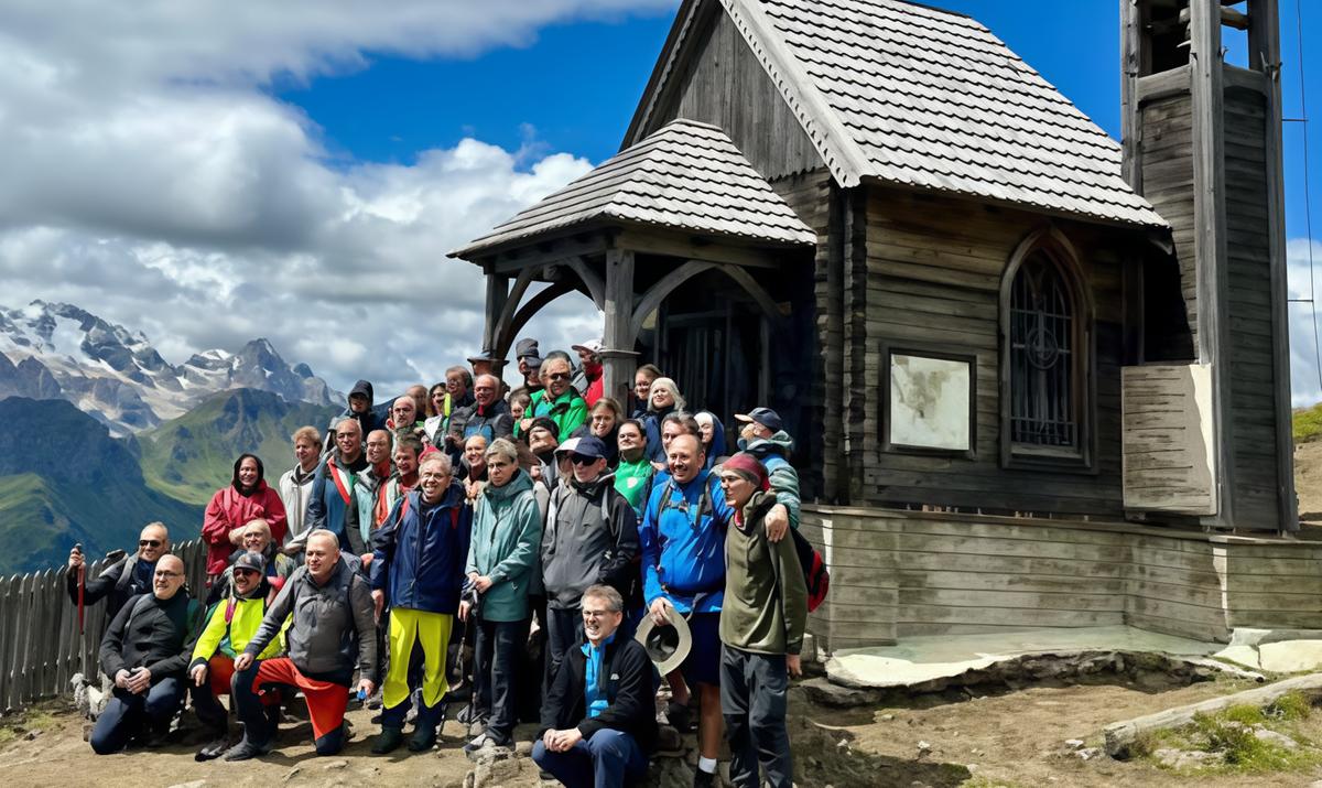 tanti eugubini sul col di lana da qui un forte messaggio di pace