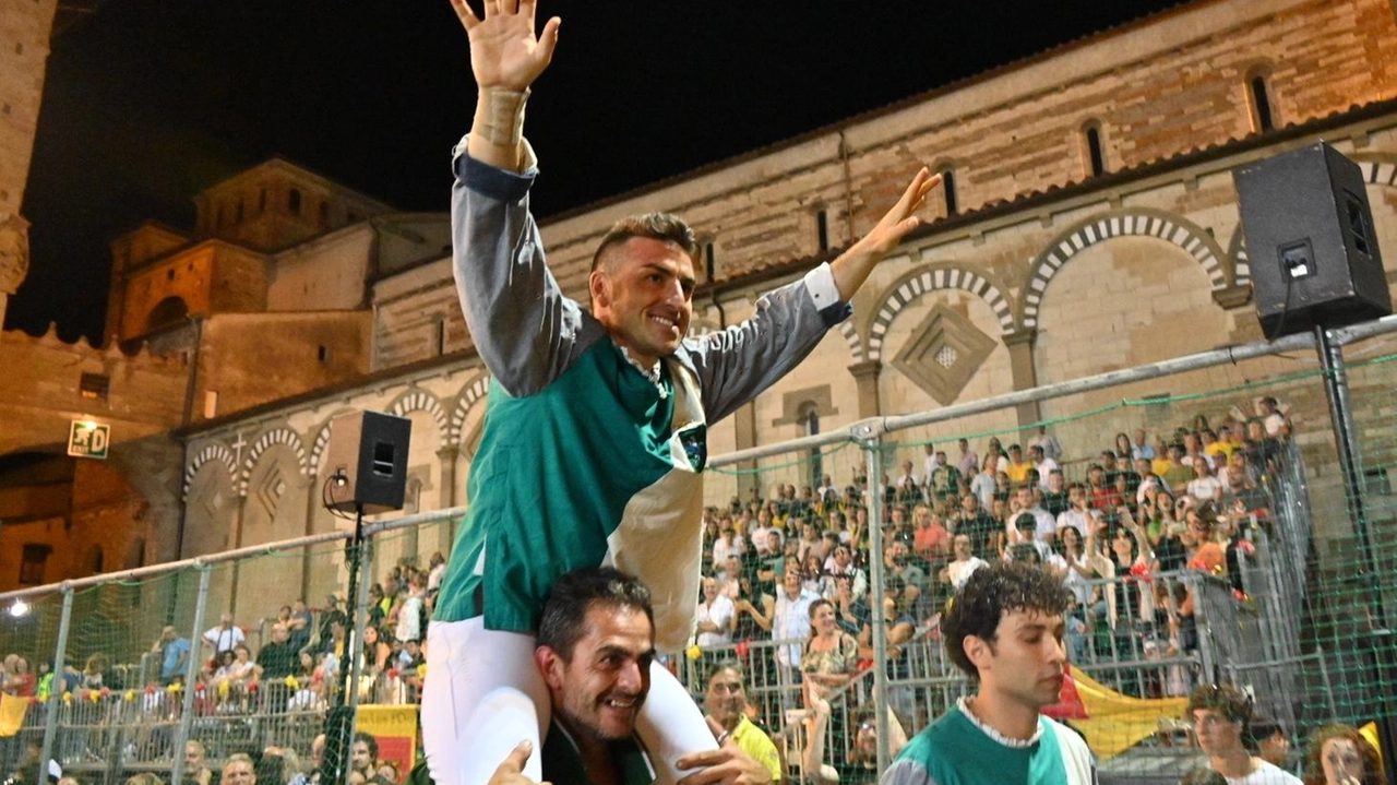 Un momento della festa dell’edizione 2023 della Giostra dell’Orso Domani torna la manifestazione in piazza Duomo (Fotocastellani) Un momento della festa dell’edizione 2023 della Giostra dell’Orso Domani torna la manifestazione in piazza Duomo (Fotocastellani)