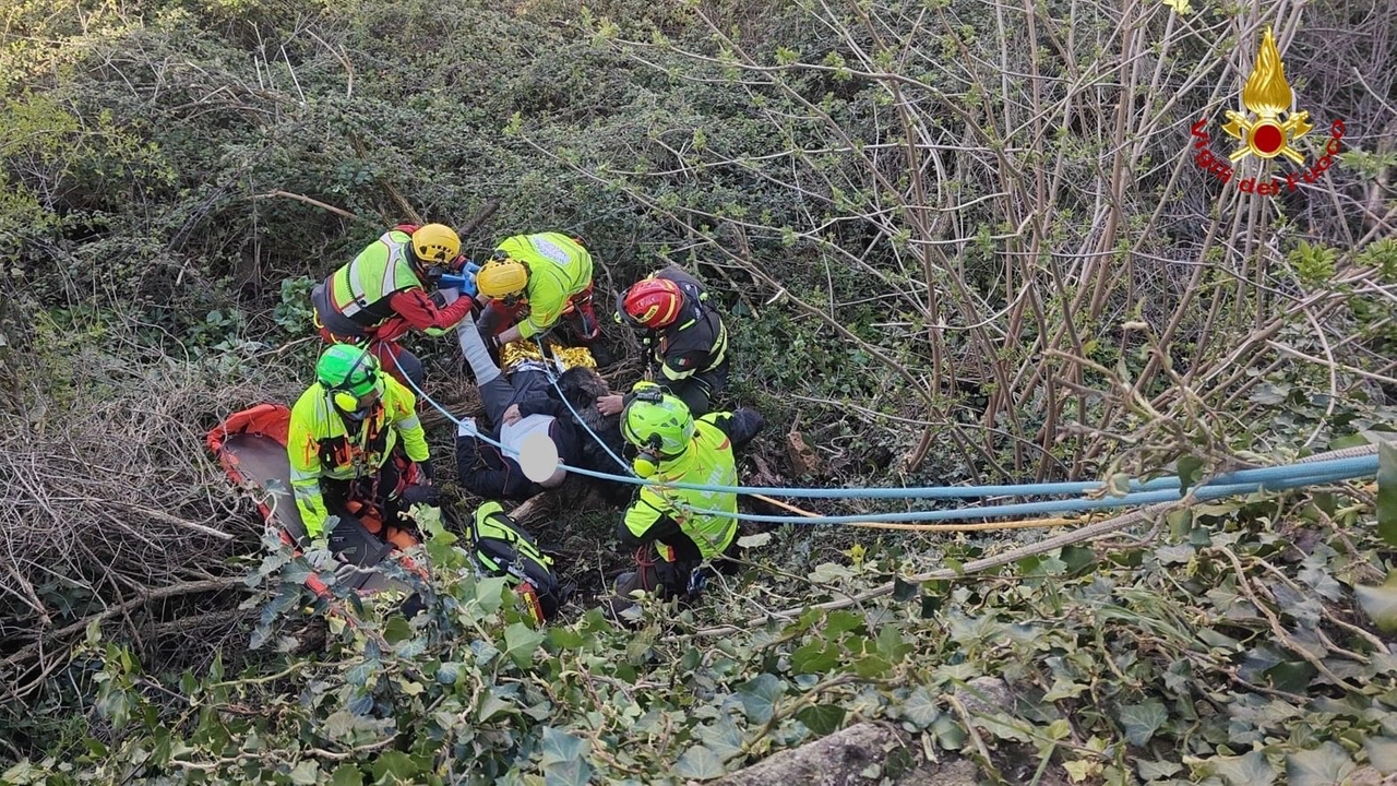 L'uomo è finito in un burrone insieme al suo cane, volo di dieci metri
