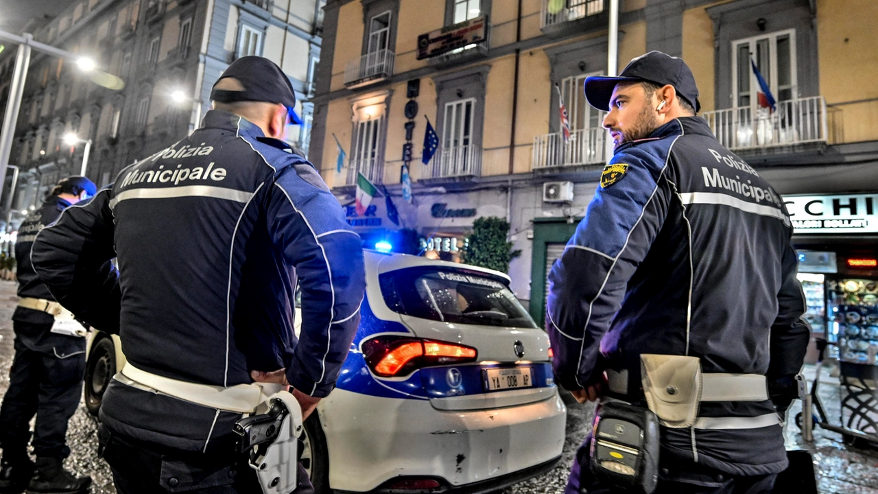 Agenti della Polizia Municipale durante un controllo Agenti della Polizia Municipale durante un controllo
