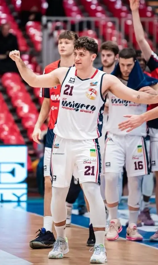 Lorenzo Querci va a canestro ad Agrigento