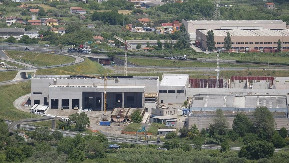 Il cantiere per la costruzione dell’impianto di trattamento della parte umida dei rifiuti che sarà trasformata in compost Il cantiere per la costruzione dell’impianto di trattamento della parte umida dei rifiuti che sarà trasformata in compost