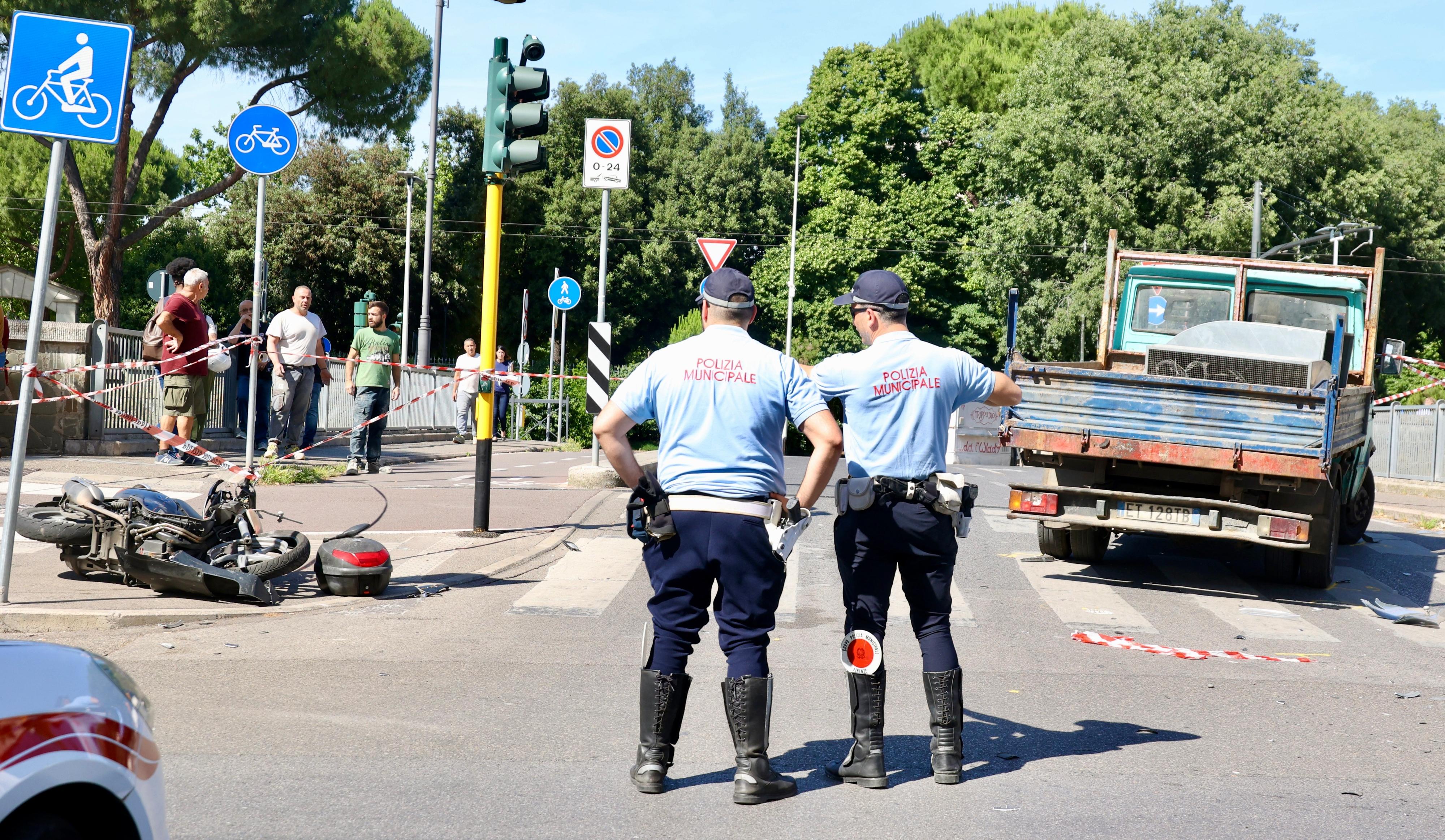Incrocio killer, travolto dall’autocarro. La vittima è un avvocato, dinamica sotto inchiesta Incrocio killer, travolto dall’autocarro. La vittima è un avvocato, dinamica sotto inchiesta