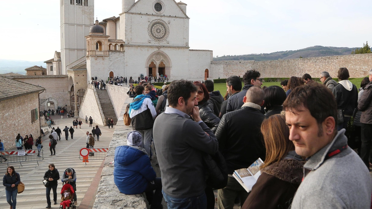 Numerosi i turisti. da America, da Germania e Paesi Bassi che arrivano ad Assisi