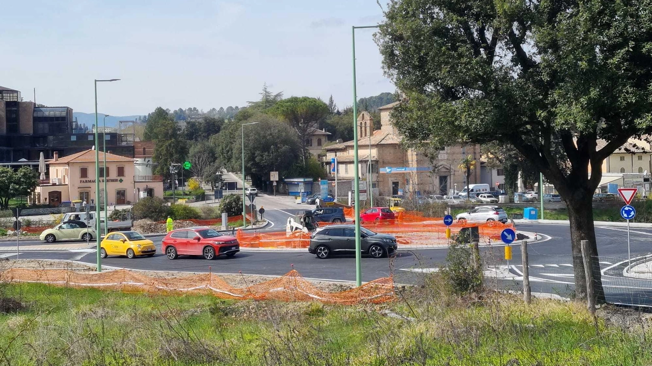 La rotatoria allo svincolo sud della Flaminia è terminata, mancano solo gli attraversamenti pedonali