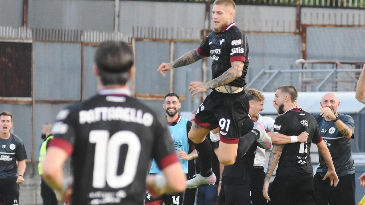 Festa amaranto dopo il gol di Ravasio che ha deciso la sfida di ieri al Comunale