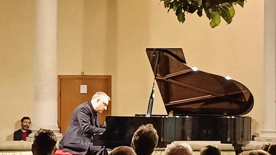 https://www.lanazione.it/image-service/view/acePublic/alias/contentid/MWEwYjUwZmItNTVjYS00/0/piano.jpeg?f=16:9&w=1200&h=630