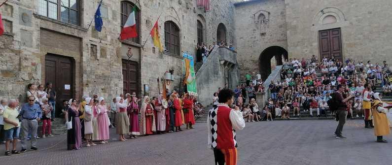 https://www.lanazione.it/image-service/view/acePublic/alias/contentid/MWEwZGM5M2EtMzQ3OC00/0/san-gimignano-in-festa-il-castello-vince-la-giostra.jpeg