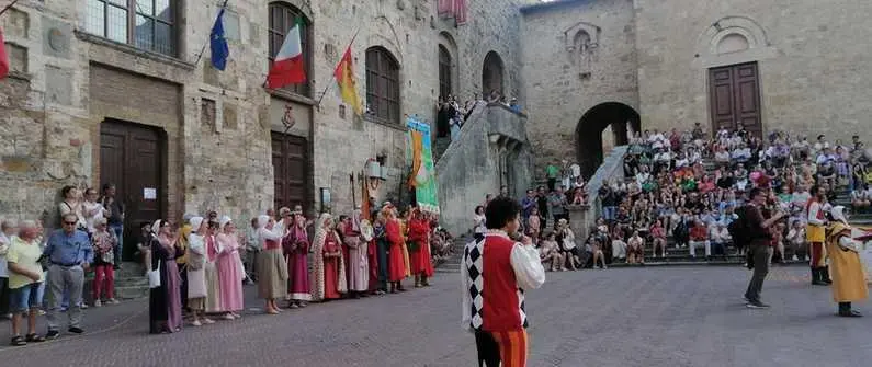 San Gimignano in festa. Il Castello vince la Giostra