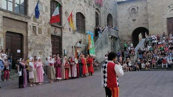 Il vincitore della "Giostra dei Bastoni" è stato il cavaliere Alessandro Culatore. Tantissima gente in piazza del duomo per ammirare l’antico evento.