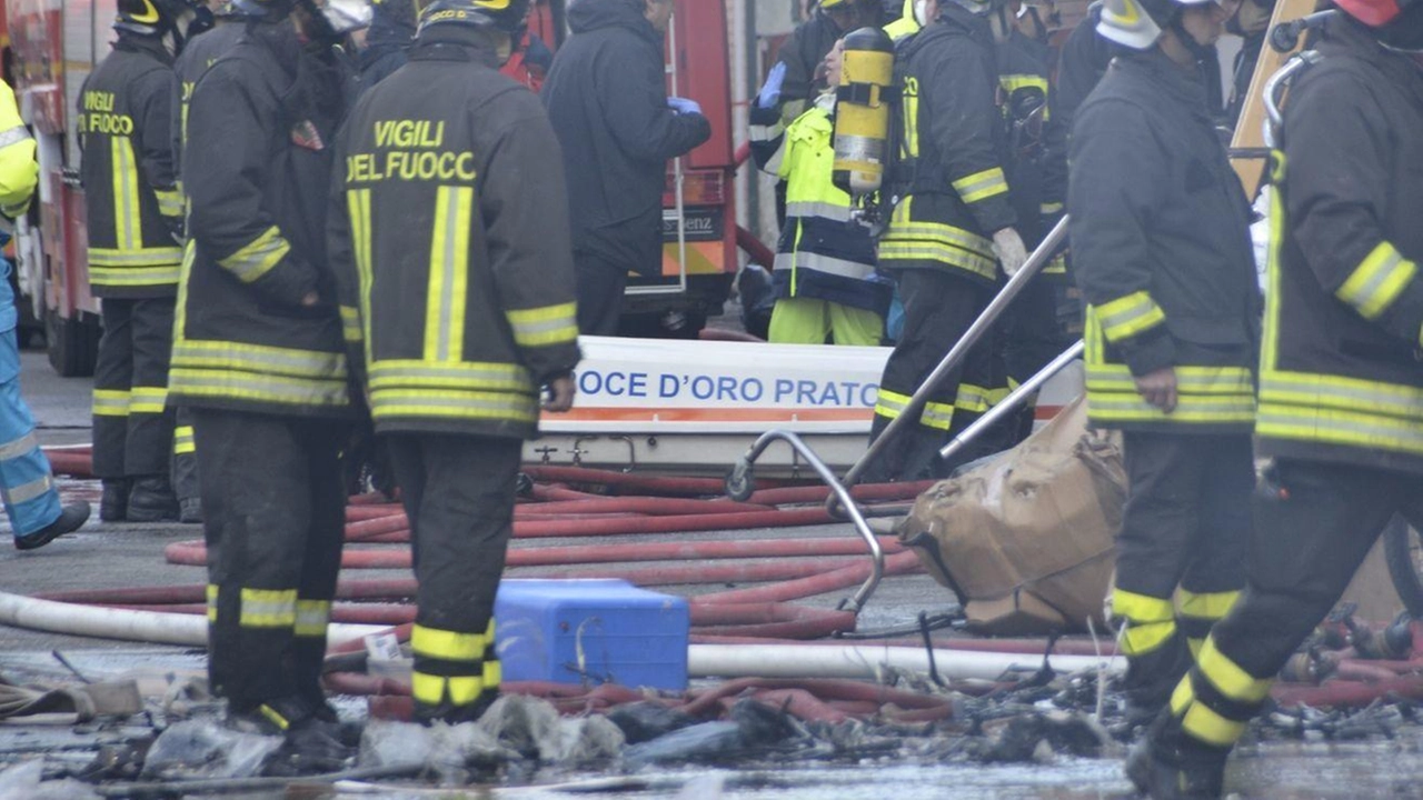 I vigili del fuoco che recuperano i corpi carbonizzati dei sette operai cinesi morti nel rogo della Teresa Moda in via Toscana