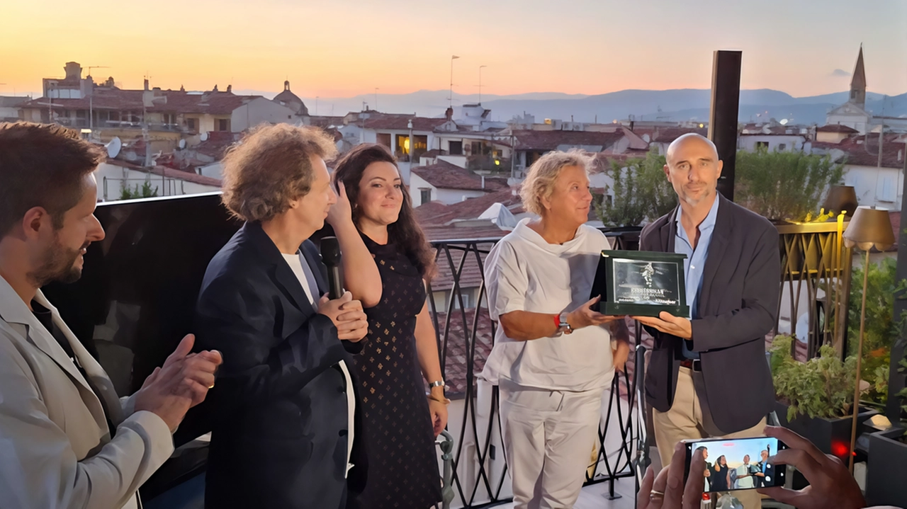 Andrea Rizzoli mentre riceve il premio Stenterello