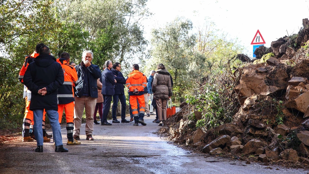 Autorità in visita nei luoghi più colpiti dall’alluvione di novembre 2023: via di Faltognano è stata chiusa per due mesi per manutenzione Autorità in visita nei luoghi più colpiti dall’alluvione di novembre 2023: via di Faltognano è stata chiusa per due mesi per manutenzione