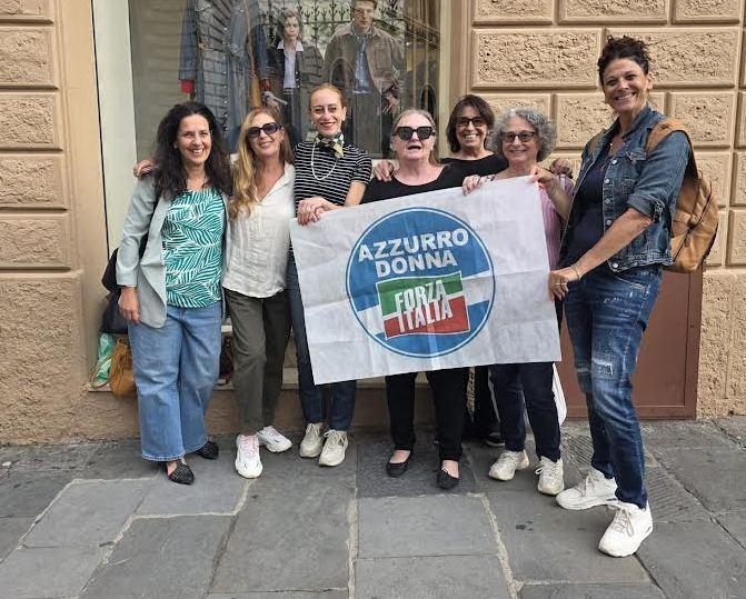 https://www.lanazione.it/image-service/view/acePublic/alias/contentid/MWEyMWE5MmYtM2Q3Ni00/0/azzurro-donna-forza-italia-in-piazza-contro-ogni-forma-di-violenza.jpeg?f=1.90:1&w=1200