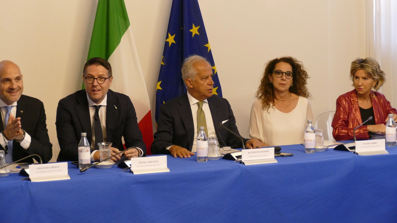 Il ministro Piantedosi in prefettura a Prato (foto Attalmi)