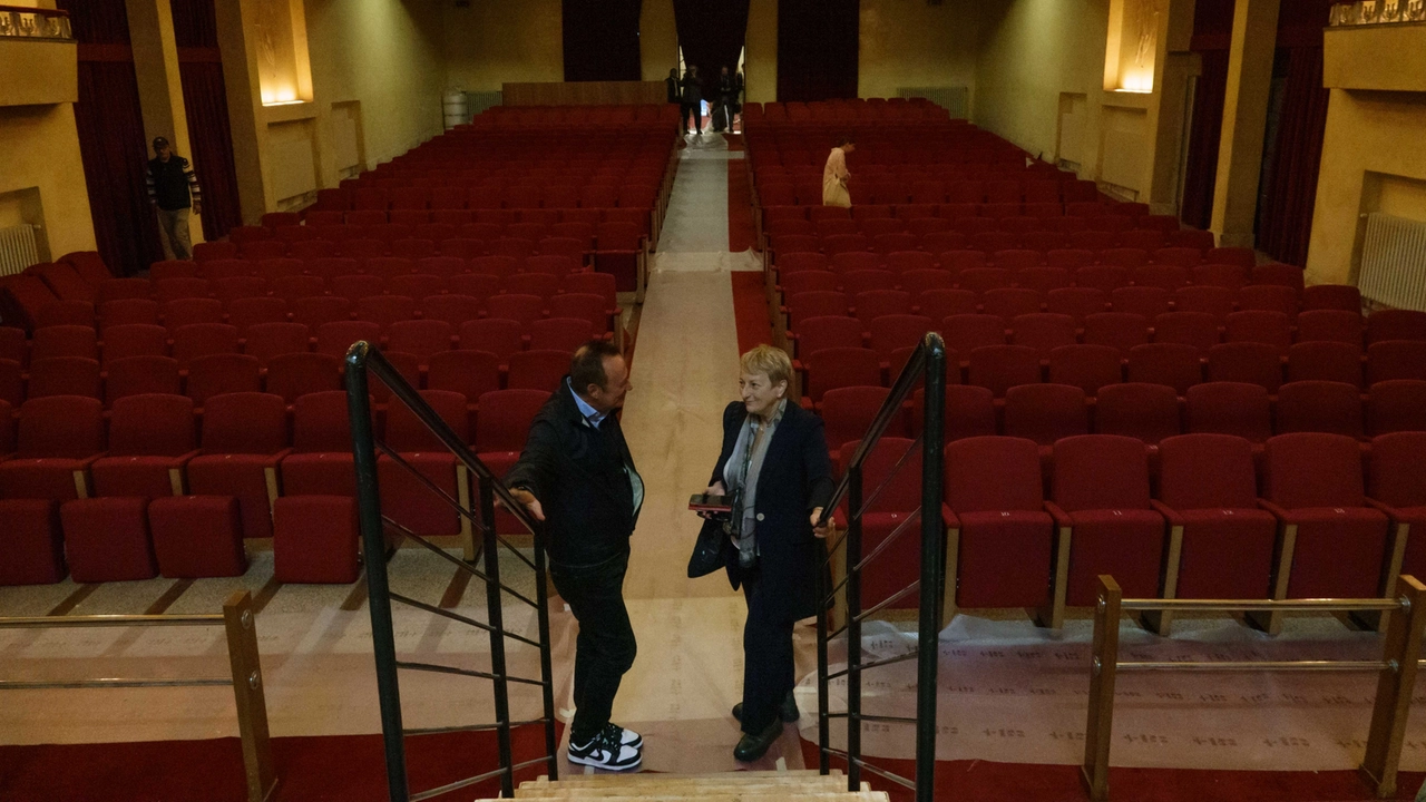 La platea del Teatro Civico con le nuove poltrone imbottite di rosso (foto Alexia Frascatore) La platea del Teatro Civico con le nuove poltrone imbottite di rosso (foto Alexia Frascatore)