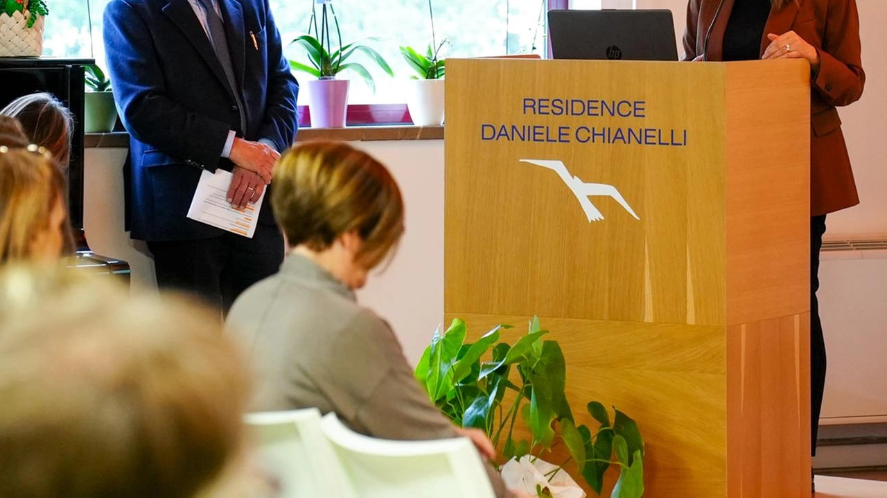 A sinistra Franco Chianelli durante il convegno;. al microfono Daniela Donetti, neo direttore Welfare e Salute della Regione